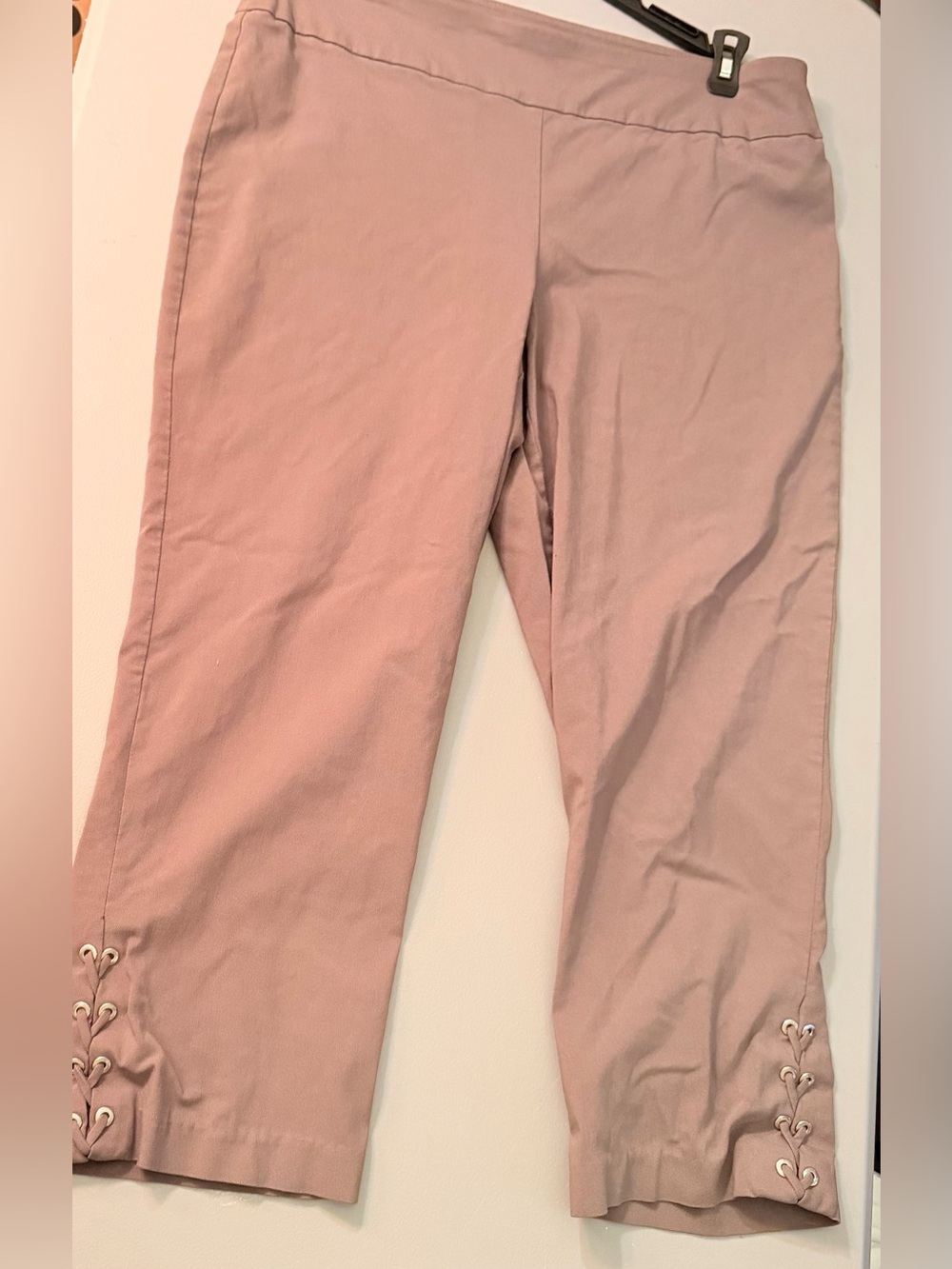 ARV$49.50 JM Collection SZ MED Women brown Capri W/ Leg Embellishments preloved
